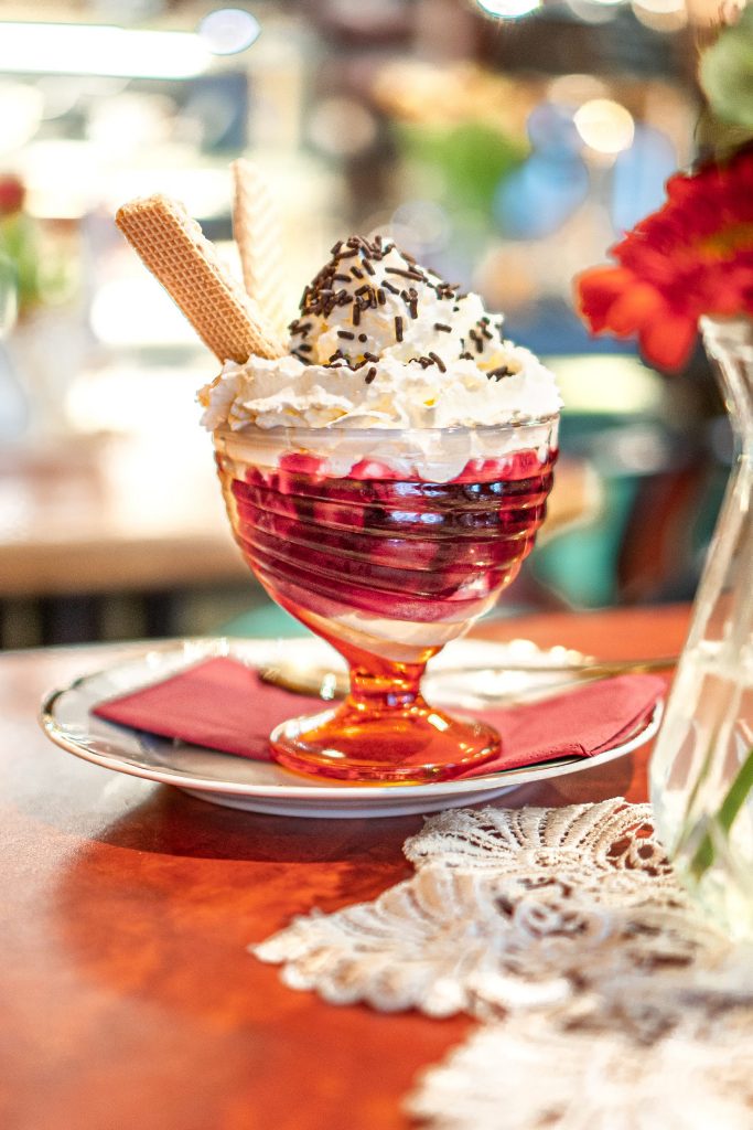 Eisbecher mit Sahne im Kaffeehaus Stralsund