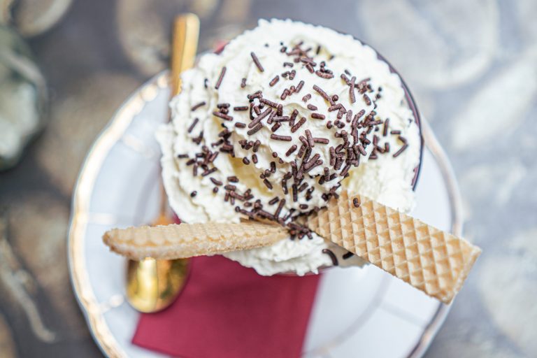 Eisbecher mit Sahne im Kaffeehaus Stralsund