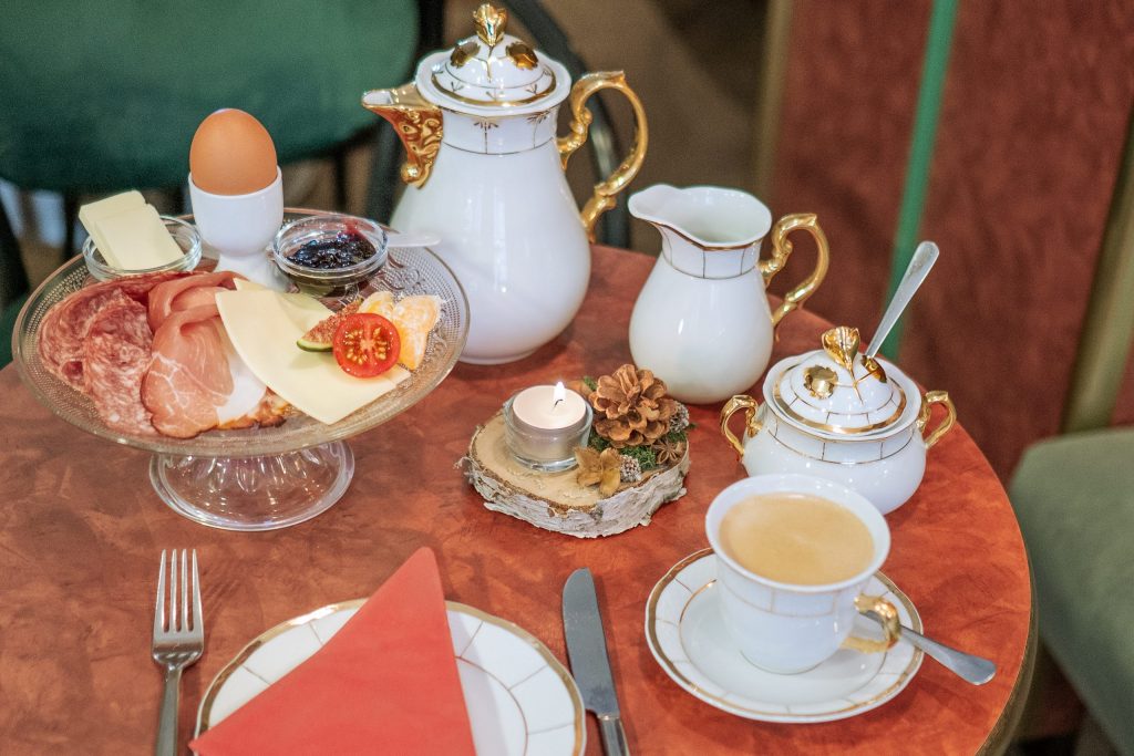 Liebevoll gedeckter Frühstückstisch im Kaffeehaus Stralsund