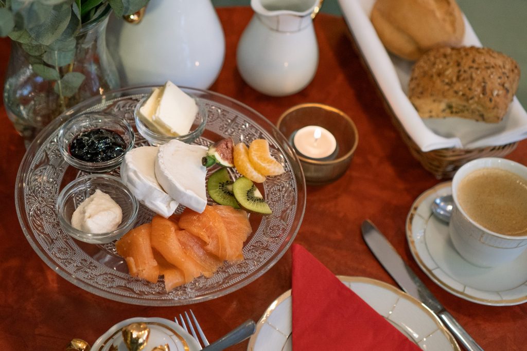 Liebevoll gedeckter Frühstückstisch im Kaffeehaus Stralsund