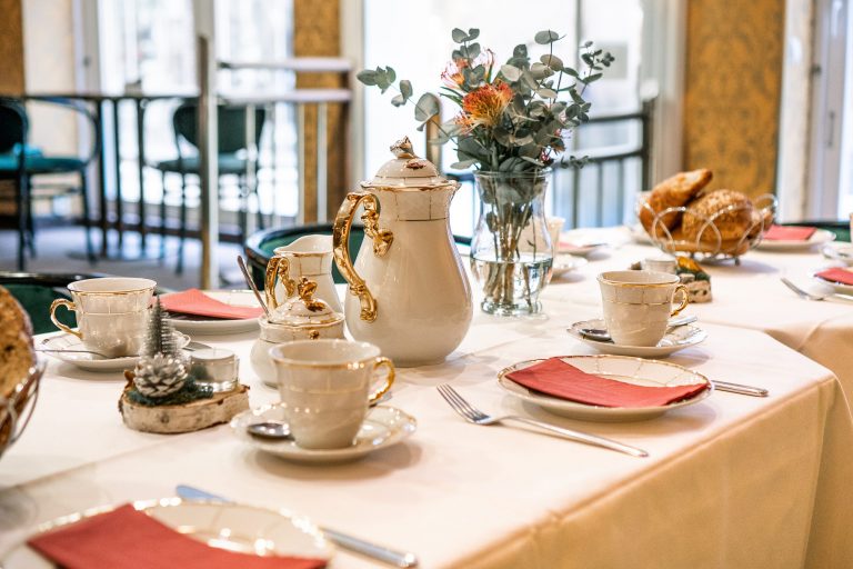 Liebevoll gedeckter Frühstückstisch im Kaffeehaus Stralsund