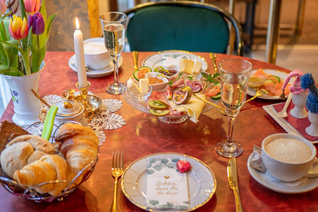 Liebevoll gedeckter Frühstückstisch im Kaffeehaus Stralsund