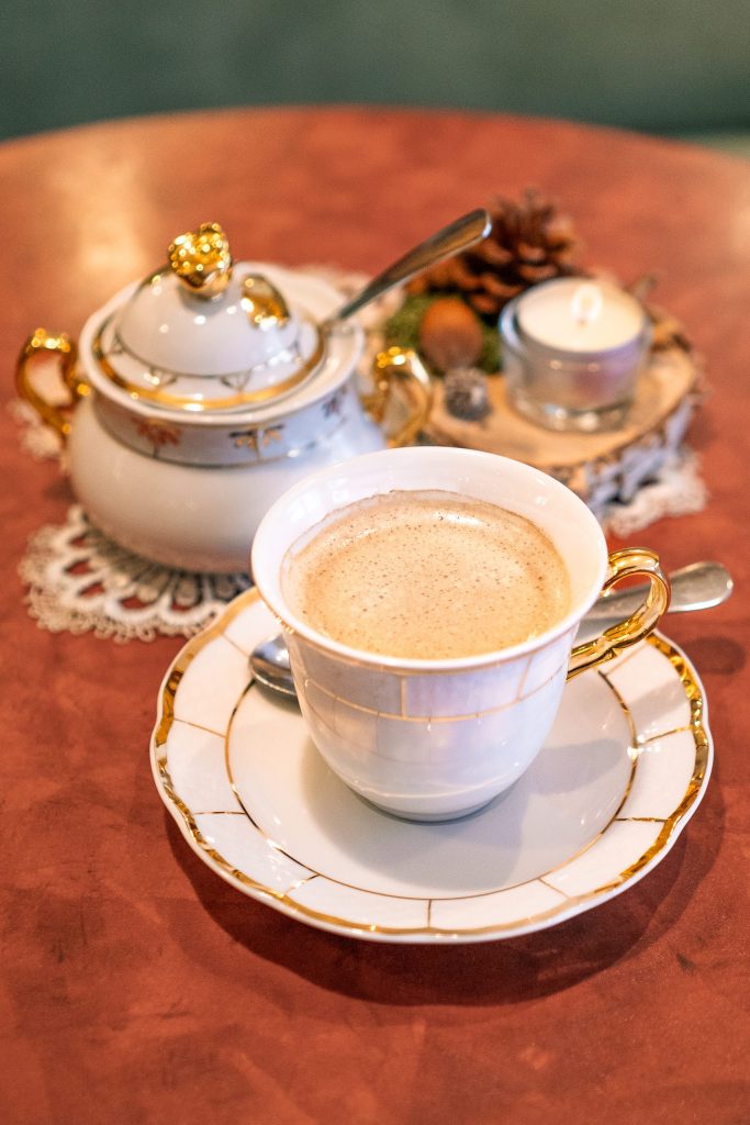 Liebevoll gedeckter Frühstückstisch im Kaffeehaus Stralsund