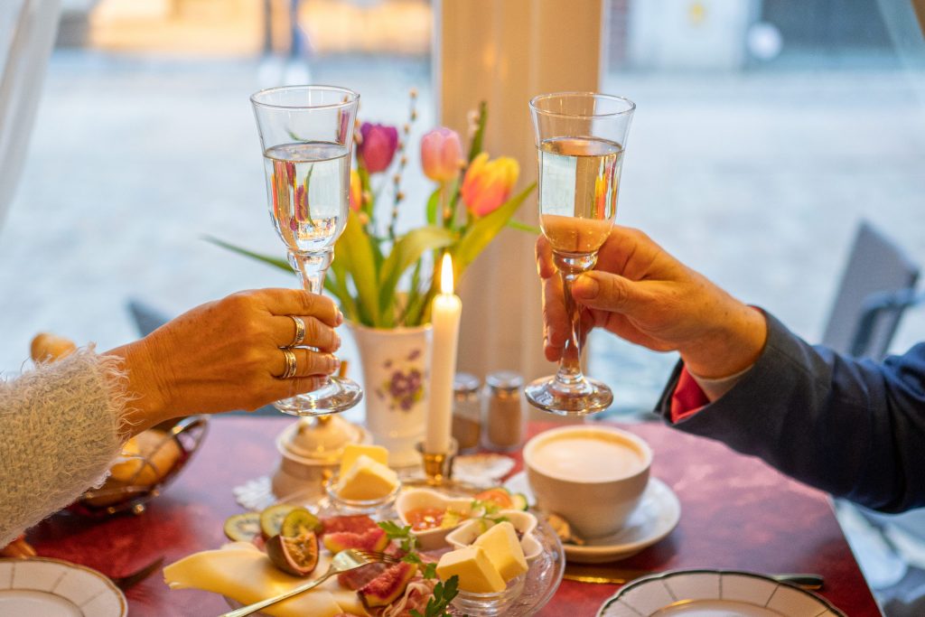 Liebevoll gedeckter Frühstückstisch im Kaffeehaus Stralsund