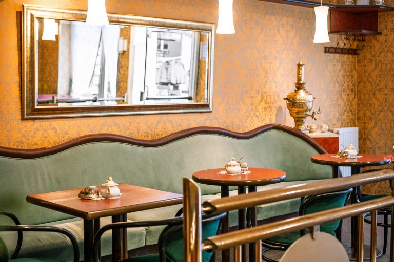 Gemütlicher Gastraum des Wohnzimmercafés Kaffeehaus Stralsund