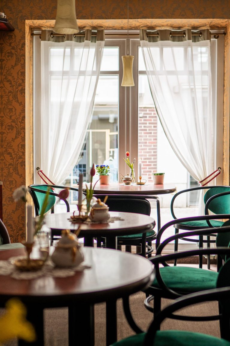 Gemütlicher Gastraum des Wohnzimmercafés Kaffeehaus Stralsund