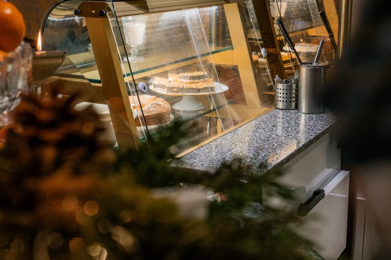 Gemütlicher Gastraum des Wohnzimmercafés Kaffeehaus Stralsund