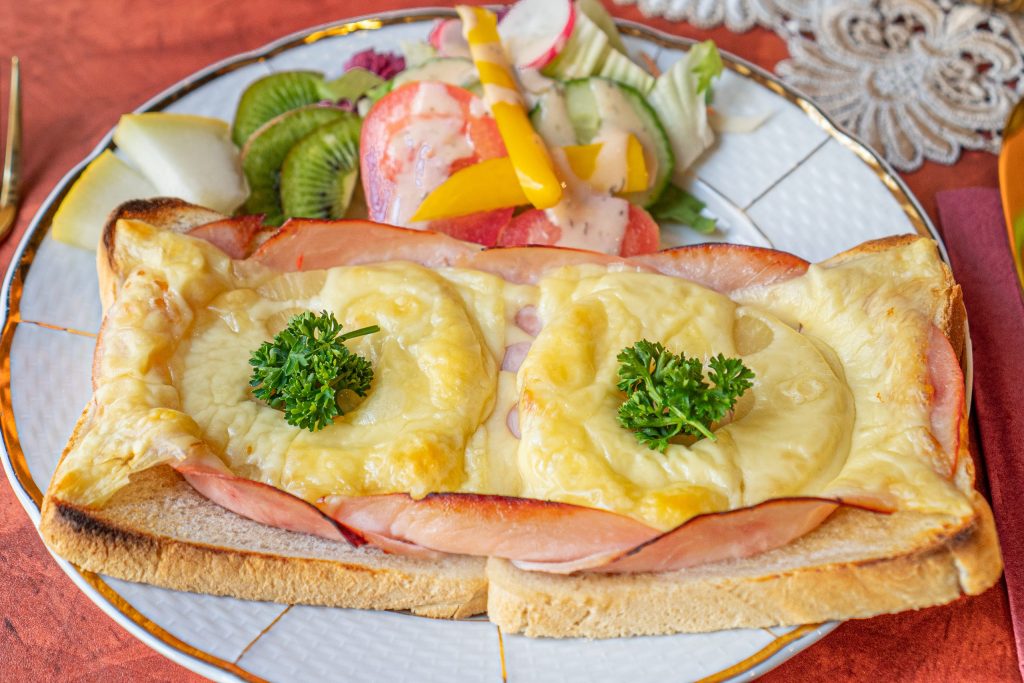 Herzhafter warmer Snack im Kaffeehaus Stralsund