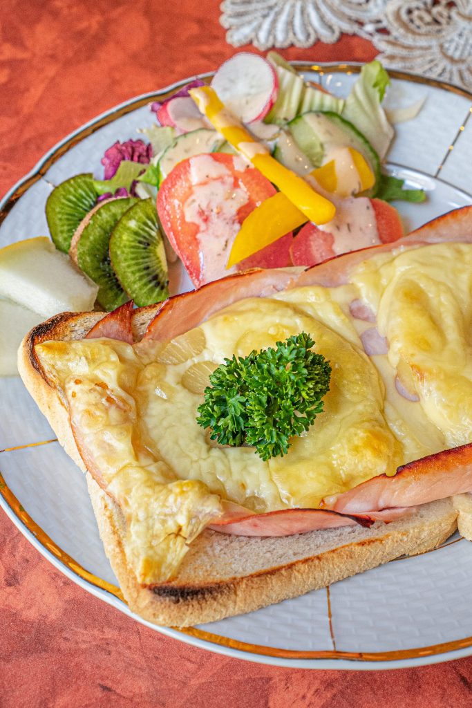 Herzhafter warmer Snack im Kaffeehaus Stralsund