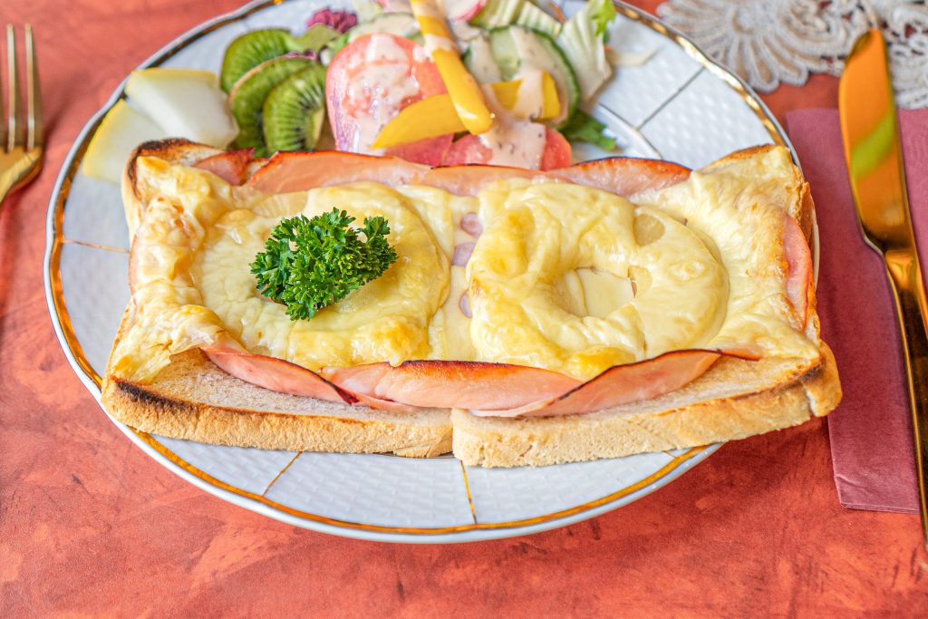 Herzhafter warmer Snack im Kaffeehaus Stralsund