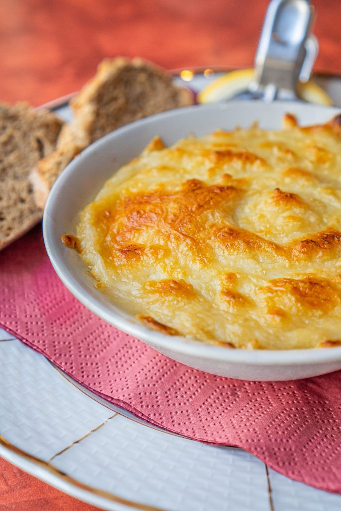 Herzhafter warmer Snack im Kaffeehaus Stralsund