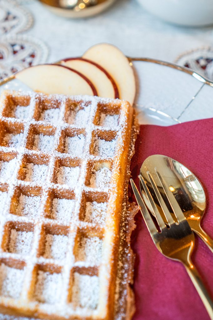 Frisch gebackene Waffel im Kaffeehaus Stralsund