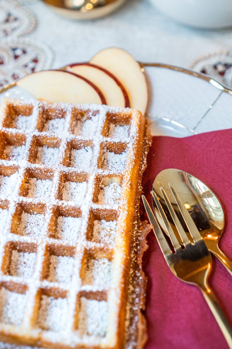 Frisch gebackene Waffel im Kaffeehaus Stralsund