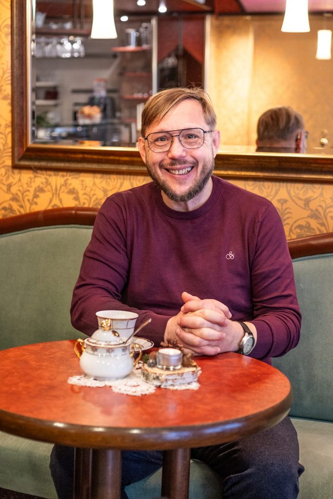 Sebastian Tacke, Inhaber des Kaffeehauses Stralsund — Foto: Theresa Gessert